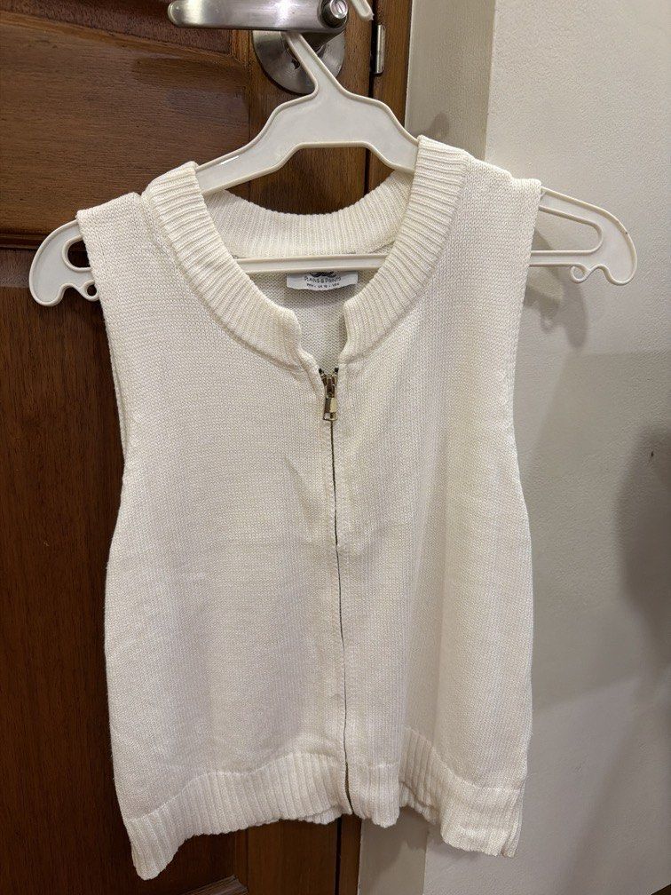 White Knitted Sleeveless Blouse (Category: Blouses) located in Muntinlupa City. Submitted by noeyslittlecloset (Listing ID 1470420541, Image 1). Description: .