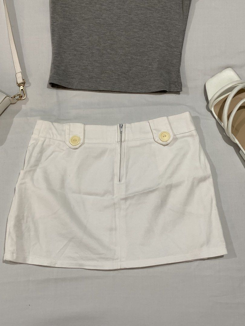 white mini skirt (Category: Skirts) located in Marilao. Submitted by camillaaa_ (Listing ID 1470402853, Image 2). Description: white mini skirt can fit size 24-26.
