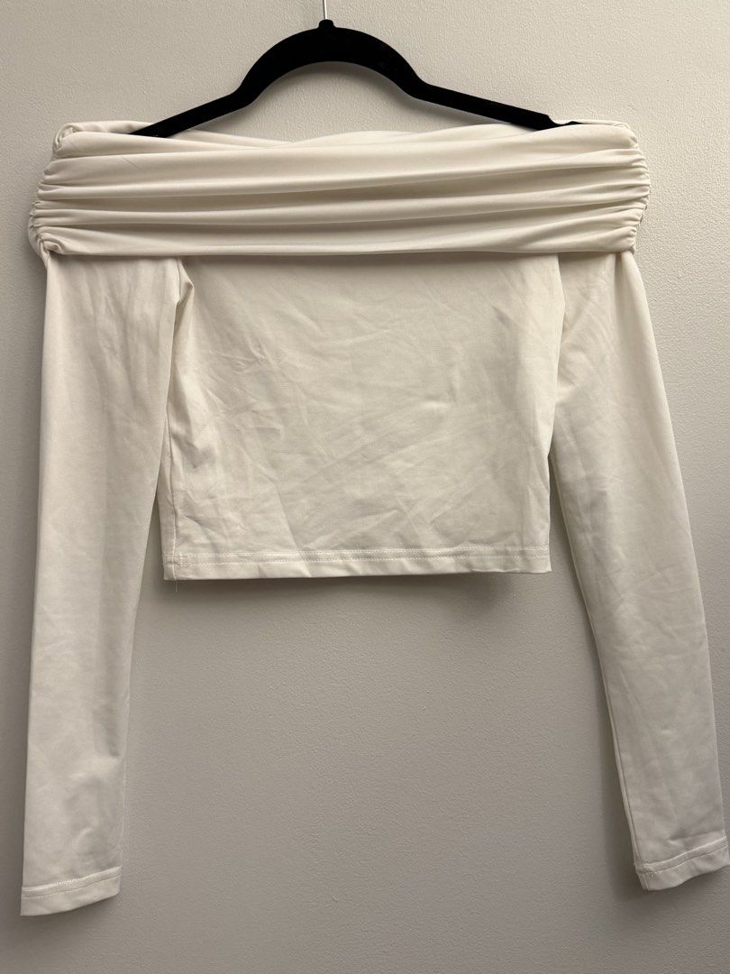 White Off shoulder Long sleeve Top XS-S (Category: Longsleeves) located in Manila. Submitted by closetclearout.mnl (Listing ID 1470392048, Image 2). Description: xs-s tight fitting don’t wear it anymore .