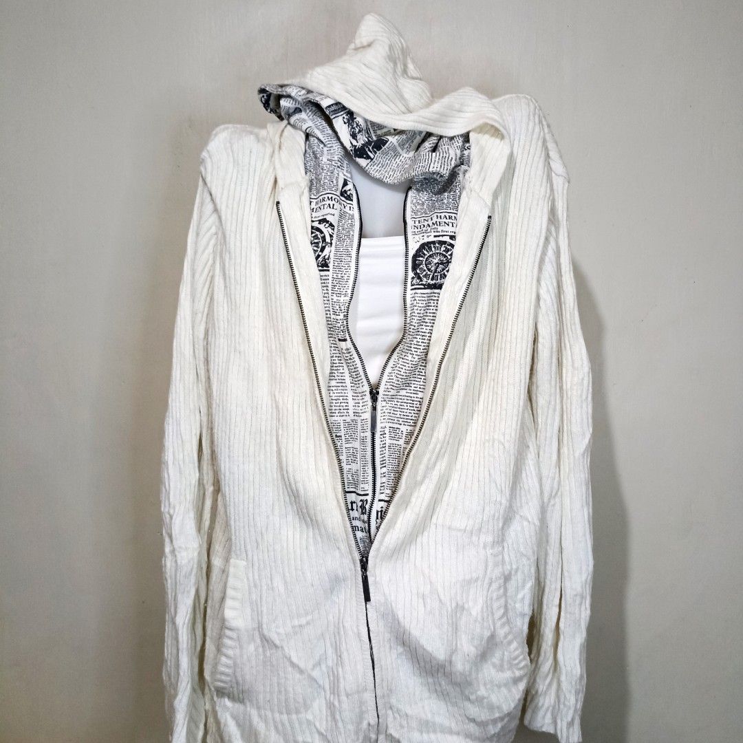 White Printed Jacket (Category: Coats, Jackets and Outerwear) located in Manila. Submitted by goldenmountain.e4137d (Listing ID 1470489888, Image 1). Description: Size: XL to 2XL (kaya po ng large) Fabric: Knitted Cotton Used twice, has minimal stains but washable. Super heavy po niya, and still in a great condition..