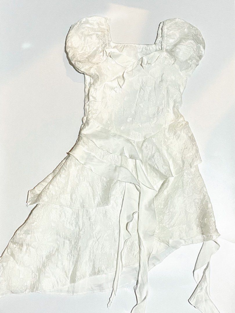 White puff-sleeve ruffled dress (Category: Dresses) located in Trece Martires City. Submitted by serenique_wear (Listing ID 1470417789, Image 2). Description: ⋆˚꩜｡⋆ xs-semi m | no tag ⋆˚꩜｡⋆ like new ⋆˚꩜｡⋆ side zipper ⋆˚꩜｡⋆ mine — ₱199.
