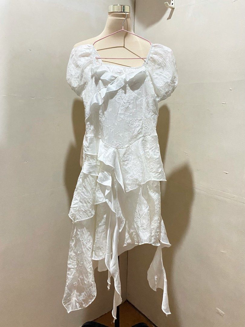 White puff-sleeve ruffled dress (Category: Dresses) located in Trece Martires City. Submitted by serenique_wear (Listing ID 1470417789, Image 1). Description: ⋆˚꩜｡⋆ xs-semi m | no tag ⋆˚꩜｡⋆ like new ⋆˚꩜｡⋆ side zipper ⋆˚꩜｡⋆ mine — ₱199.