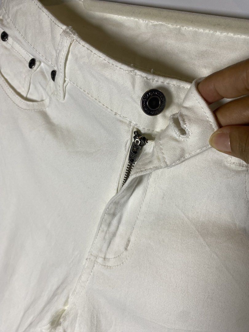 White skinny jeans (Category: Jeans) located in Makati City. Submitted by indaysukaycloset (Listing ID 1470499538, Image 3). Description: White Skinny Jeans - Japan Brand - 14.5" Waist (29") / 38.5" Length Size: 67cm on tag - Fits 28-29" waist - STRETCHABLE! Waist: 14.5" flat lay = 29" actual up to 30 Length: 38.5" - Full length / Ankle fit Hips: approx 18" flat Color: Off-white / Cream Details: Japan Brand 98% Cotton 2% Polyurethane - stretchabl