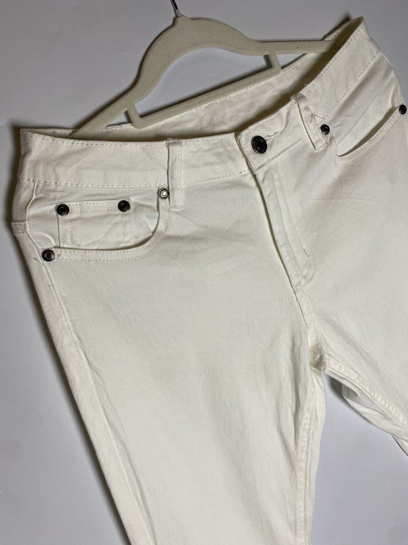 White skinny jeans (Category: Jeans) located in Makati City. Submitted by indaysukaycloset (Listing ID 1470499538, Image 2). Description: White Skinny Jeans - Japan Brand - 14.5" Waist (29") / 38.5" Length Size: 67cm on tag - Fits 28-29" waist - STRETCHABLE! Waist: 14.5" flat lay = 29" actual up to 30 Length: 38.5" - Full length / Ankle fit Hips: approx 18" flat Color: Off-white / Cream Details: Japan Brand 98% Cotton 2% Polyurethane - stretchabl