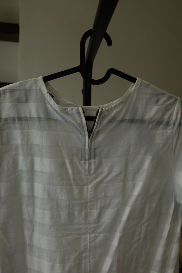 White Zipped Top Size S (Category: Sleeveless) located in Quezon City. Submitted by thriftcloset_xo (Listing ID 1470402990, Image 1). Description: - Style: Simple basic top with back zipper closure - Size: S - Origin: Made in Vietnam - Perfect for effortless everyday styling.