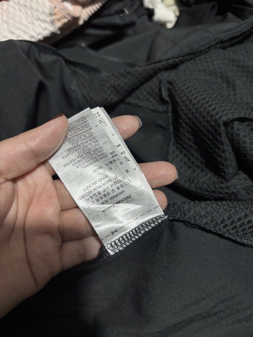 Windbreaker reebok (Category: Coats, Jackets and Outerwear) located in Pasig City. Submitted by swapwithme (Listing ID 1470518738, Image 3). Description: Will pass as brandnew! Once lang nagamit, pang bundok🙂 Super lightweight as in. Location: Villauoeng Caniogan Pasig.