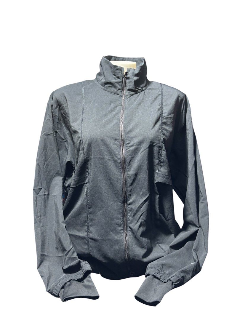 Windbreaker reebok (Category: Coats, Jackets and Outerwear) located in Pasig City. Submitted by swapwithme (Listing ID 1470518738, Image 1). Description: Will pass as brandnew! Once lang nagamit, pang bundok🙂 Super lightweight as in. Location: Villauoeng Caniogan Pasig.