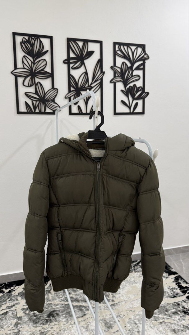 Winter Jacket (Category: Coats, Jackets and Outerwear) located in Shah Alam. Submitted by zoyadesya (Listing ID 1470359534, Image 1). Description: Winter jacket Brand Terranova size S can fit M still like new self pickup available klang/shah alam area .