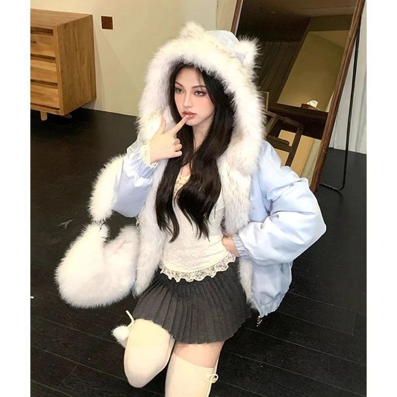 Winter Jacket (Category: Coats, Jackets and Outerwear) located in Kuala Lumpur. Submitted by karmenchaw_98 (Listing ID 1470499351, Image 1). Description: This is M size winter jacket, have two way to wear this jacket.