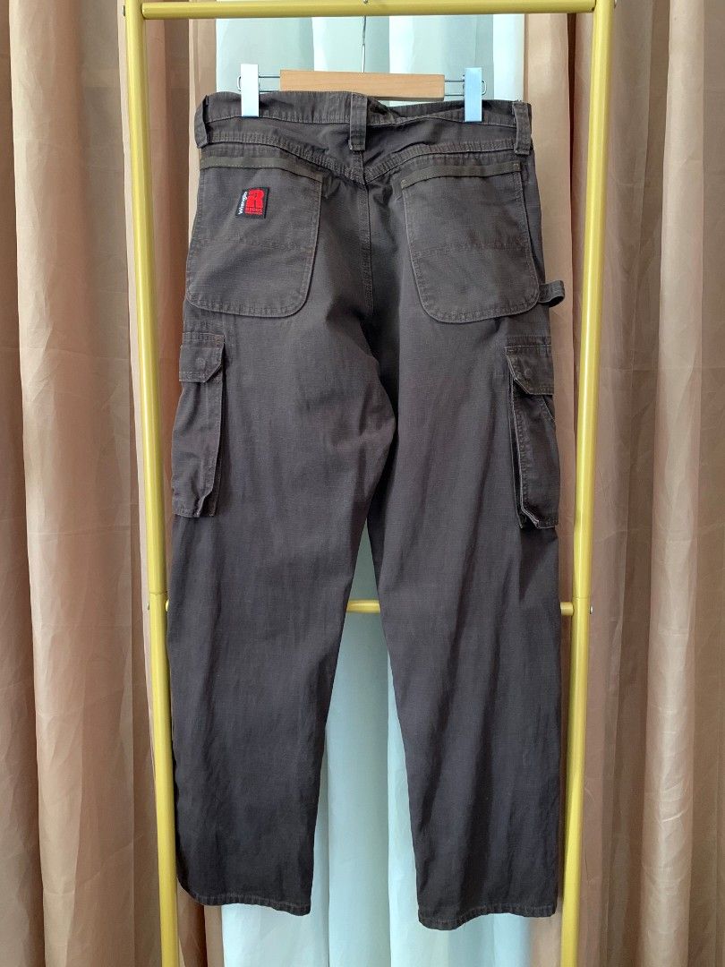 WRANGLER RIGGS WORKWEAR CHOCO BROWN CARPENTER CARGO PANTS (Category: Jeans) located in Binalonan. Submitted by thrift_on2022 (Listing ID 1470468625, Image 3). Description: W - 32 - 33 L - 42 Leg opening- 9 Excellent condition✅️ Send offers directly📩.