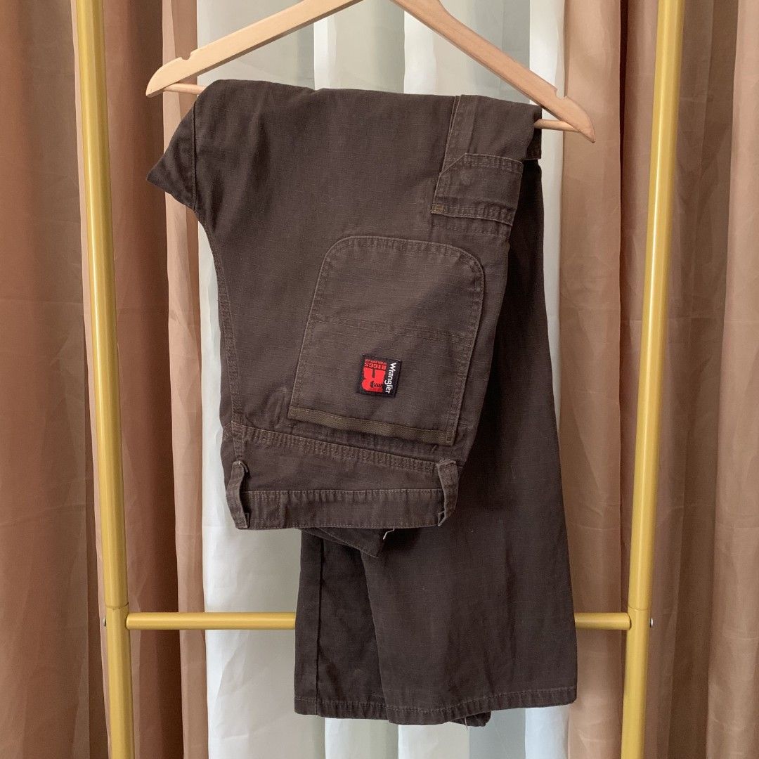 WRANGLER RIGGS WORKWEAR CHOCO BROWN CARPENTER CARGO PANTS (Category: Jeans) located in Binalonan. Submitted by thrift_on2022 (Listing ID 1470468625, Image 1). Description: W - 32 - 33 L - 42 Leg opening- 9 Excellent condition✅️ Send offers directly📩.