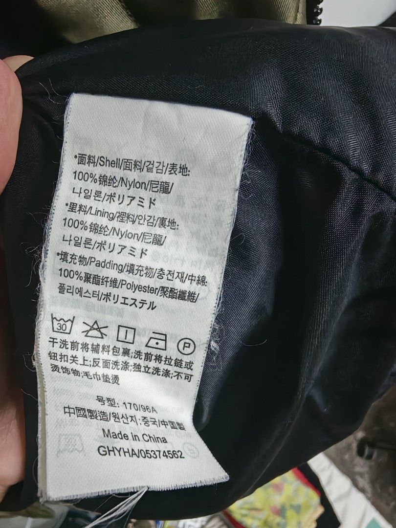 XL Giordano Padded Jacket Extra Large Green (Category: Coats, Jackets and Outerwear) located in Pasig City. Submitted by she_declutters_ph (Listing ID 1470391367, Image 3). Description: Pre-loved. Honest issue: Some discoloration near pockets, see images for reference. Brand: Giordano - Color: Olive Green with black inner contrast - Size: XL (Tag: 170/96A) - Material: 100% nylon shell & lining, warm polyester padding - Design: Quilted diamond pat