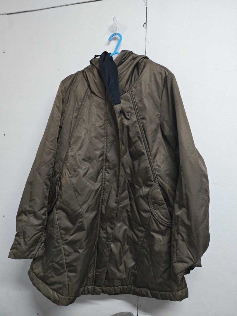 XL Giordano Padded Jacket Extra Large Green (Category: Coats, Jackets and Outerwear) located in Pasig City. Submitted by she_declutters_ph (Listing ID 1470391367, Image 1). Description: Pre-loved. Honest issue: Some discoloration near pockets, see images for reference. Brand: Giordano - Color: Olive Green with black inner contrast - Size: XL (Tag: 170/96A) - Material: 100% nylon shell & lining, warm polyester padding - Design: Quilted diamond pat