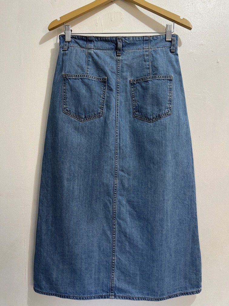 XL GU denim skirt (Category: Skirts) located in Las Pinas. Submitted by gaeley (Listing ID 1470554813, Image 3). Description: w: 30-32" l: 32" light denim di mabigat ang tela.