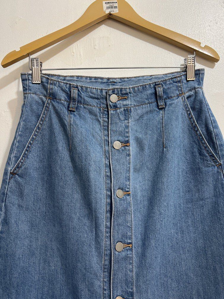 XL GU denim skirt (Category: Skirts) located in Las Pinas. Submitted by gaeley (Listing ID 1470554813, Image 2). Description: w: 30-32" l: 32" light denim di mabigat ang tela.