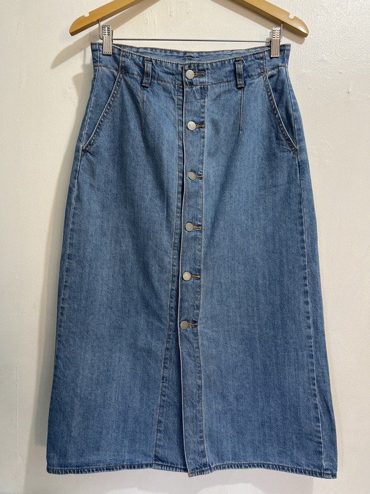 XL GU denim skirt (Category: Skirts) located in Las Pinas. Submitted by gaeley (Listing ID 1470554813, Image 1). Description: w: 30-32" l: 32" light denim di mabigat ang tela.