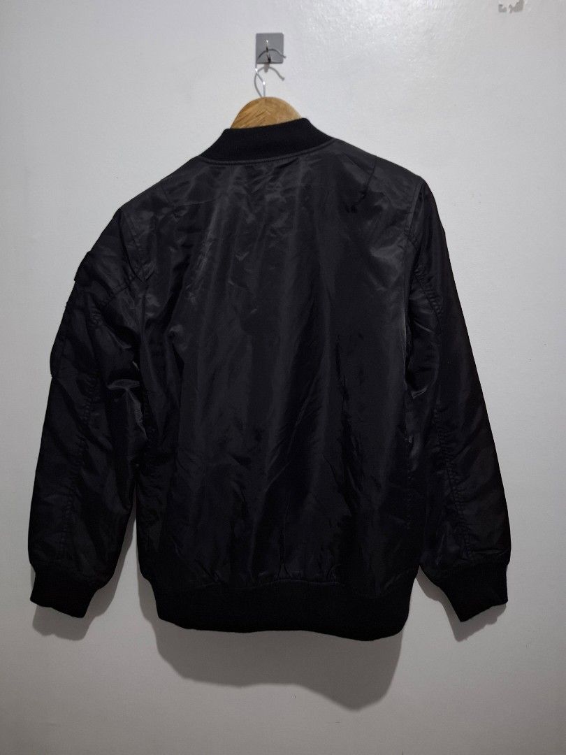 Xlarge bomber jacket med (Category: Coats, Jackets and Outerwear) located in Tarlac. Submitted by christopher.24 (Listing ID 1470402437, Image 3). Description: excellent condition legit.