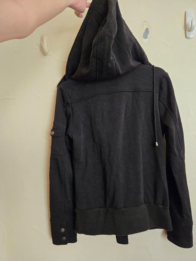 XS thick warm jacket women (Category: Coats, Jackets and Outerwear) located in Manila. Submitted by chocomoose (Listing ID 1470382693, Image 3). Description: Size small sa tag but can fit XS For women Thick and warm pwede pang travel Parang cotton ang material. Not waterproof.