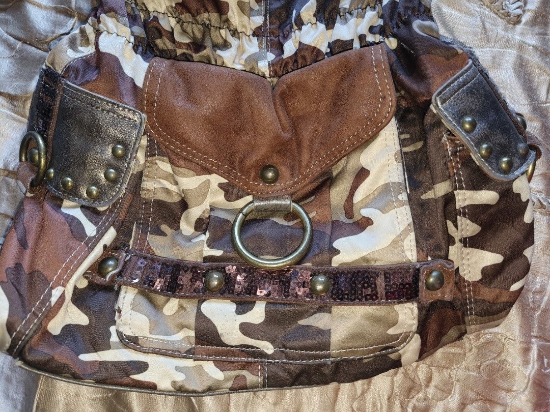 ‎y2k bag ‎ ‎ (Category: Shoulder Bags) located in Iriga City. Submitted by jasminivy_11 (Listing ID 1470382801, Image 2). Description: Kathy Van Zeeland army print shoulder bag negotiable just dm me.