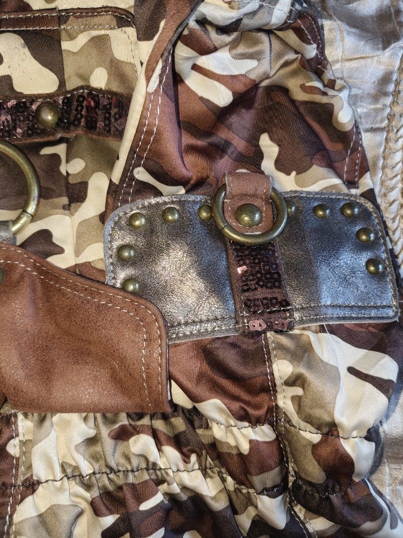 ‎y2k bag ‎ ‎ (Category: Shoulder Bags) located in Iriga City. Submitted by jasminivy_11 (Listing ID 1470382801, Image 3). Description: Kathy Van Zeeland army print shoulder bag negotiable just dm me.