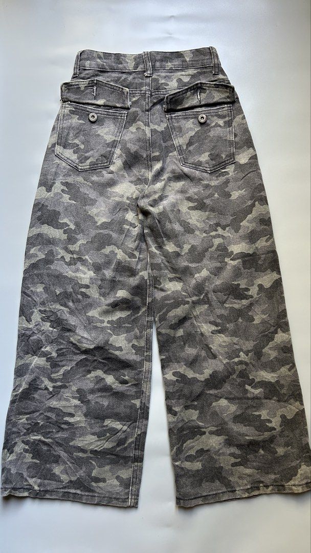 y2k camo baggy pants (Category: Jeans) located in Liloan. Submitted by fairymary.ph (Listing ID 1470464162, Image 3). Description: READ BIO BEFORE BUYING✨ P250+sf brand: no tag size: 22 length: 35” hem: 11” thigh: 11” no issue no ww.