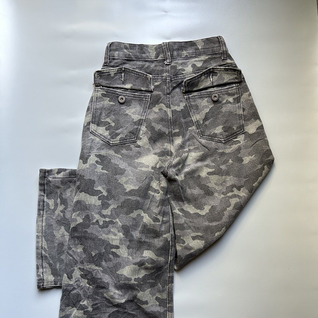 y2k camo baggy pants (Category: Jeans) located in Liloan. Submitted by fairymary.ph (Listing ID 1470464162, Image 2). Description: READ BIO BEFORE BUYING✨ P250+sf brand: no tag size: 22 length: 35” hem: 11” thigh: 11” no issue no ww.