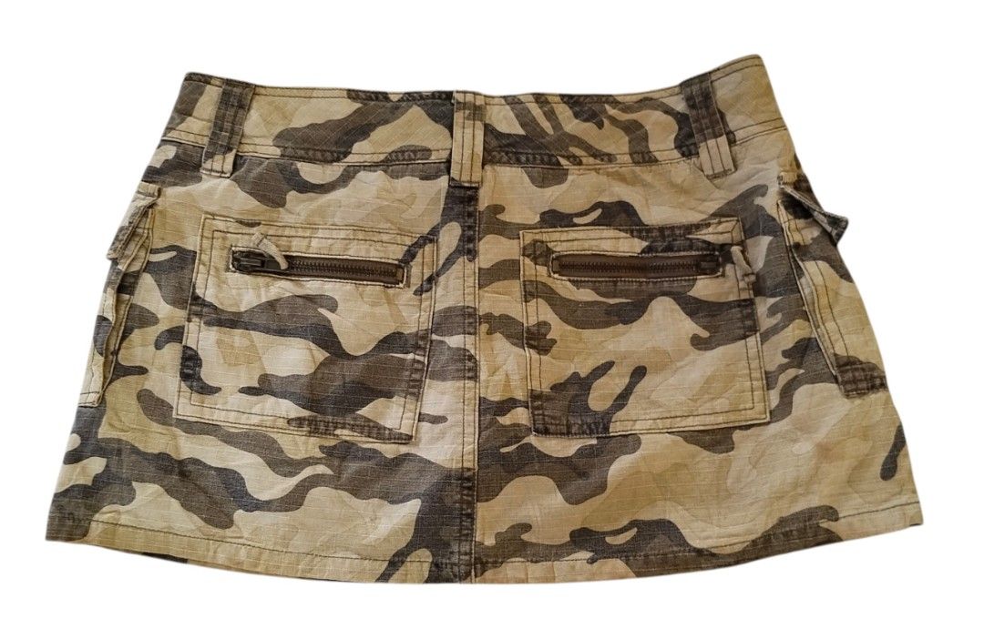 Y2k Cargo Camouflage Mini Skirt Size Small (Category: Skirts) located in Dumanjug. Submitted by cebuanaavtg (Listing ID 1470455757, Image 2). Description: No issue.