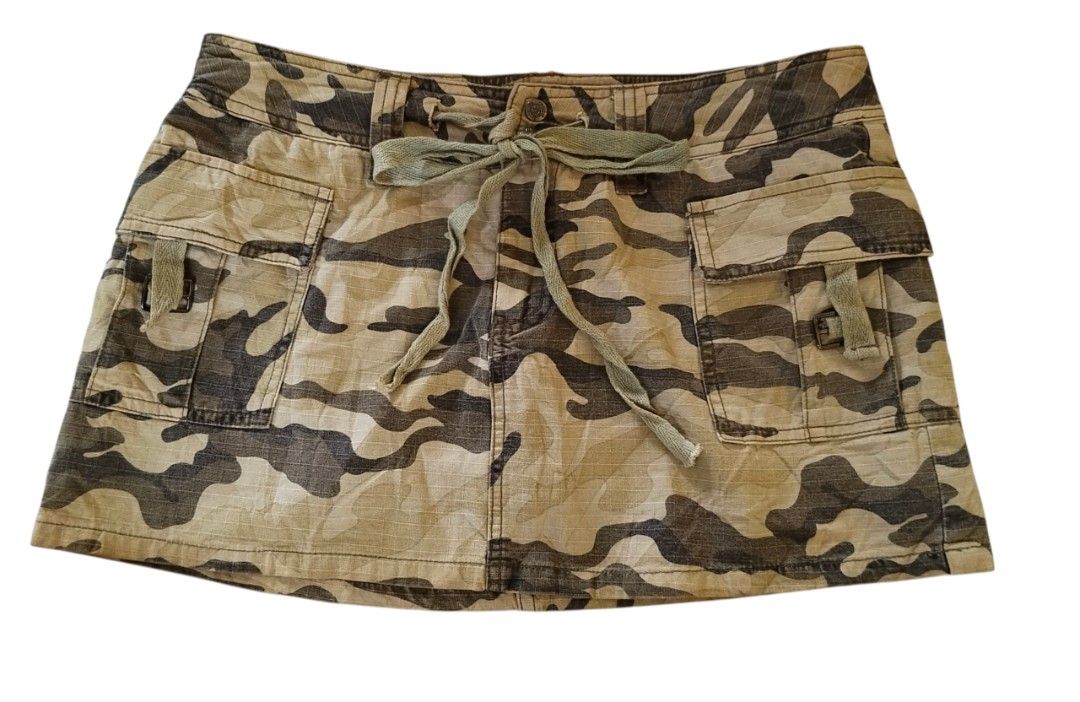 Y2k Cargo Camouflage Mini Skirt Size Small (Category: Skirts) located in Dumanjug. Submitted by cebuanaavtg (Listing ID 1470455757, Image 1). Description: No issue.