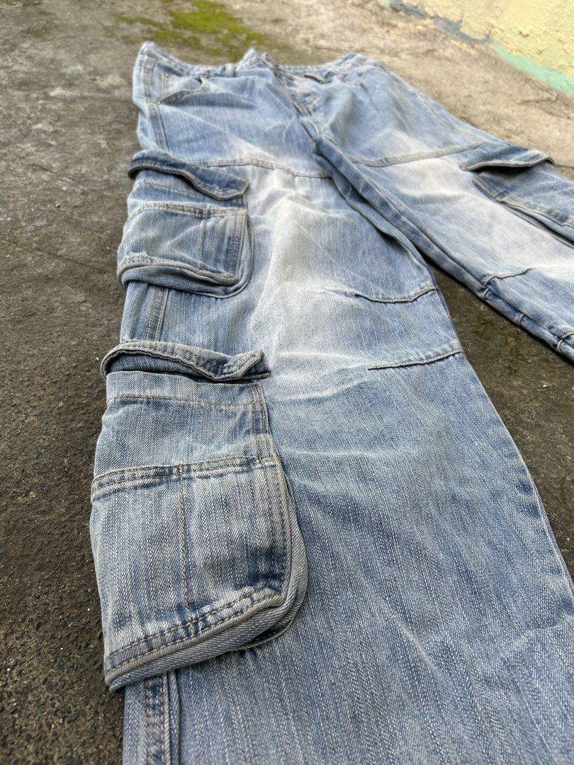 Y2K Cargo Jeans (Category: Jeans) located in Quezon City. Submitted by jmthrift3000 (Listing ID 1470403003, Image 2). Description: Y2K Cargo Jeans - Excellent Condition - fit upto 33 Waistline - Length is 42 Inches - Light Washed denim - Great for streetwear Fit - Excellent condition - No Issue.