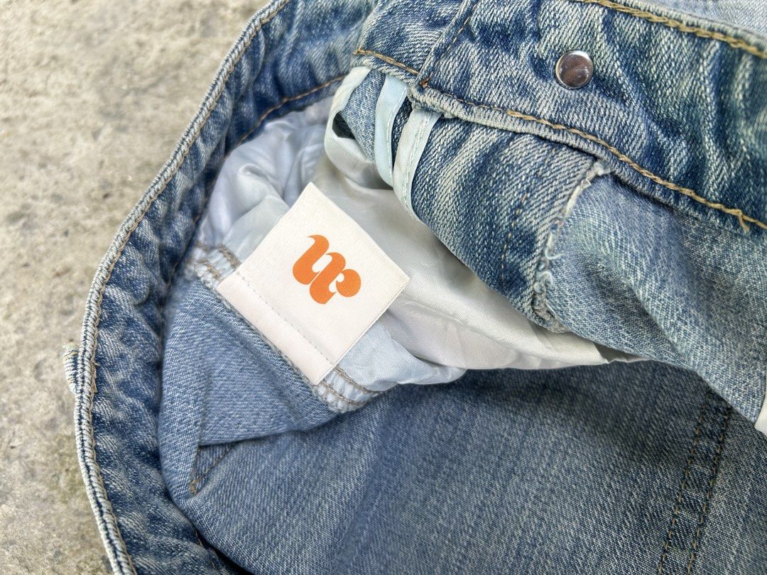 Y2K Cargo Jeans (Category: Jeans) located in Quezon City. Submitted by jmthrift3000 (Listing ID 1470403003, Image 3). Description: Y2K Cargo Jeans - Excellent Condition - fit upto 33 Waistline - Length is 42 Inches - Light Washed denim - Great for streetwear Fit - Excellent condition - No Issue.
