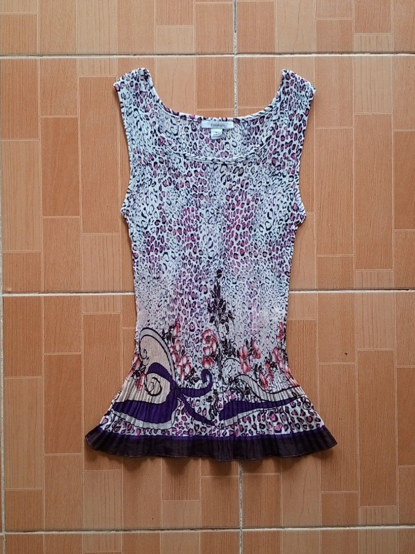 Y2k Crinkle Pleated Tank Top (Category: Sleeveless) located in Legazpi City. Submitted by gaz1009 (Listing ID 1470441938, Image 1). Description: Floral x Animal print Brandnew Condition Medium on tag L25, S-M (has stretchable fabric) Color Rate : 10/10 no issues ⚠️ REMINDER: Items are either pre-loved or thrifted, so always manage your expectations. Authenticity is also not guaranteed so buy at your own risk..