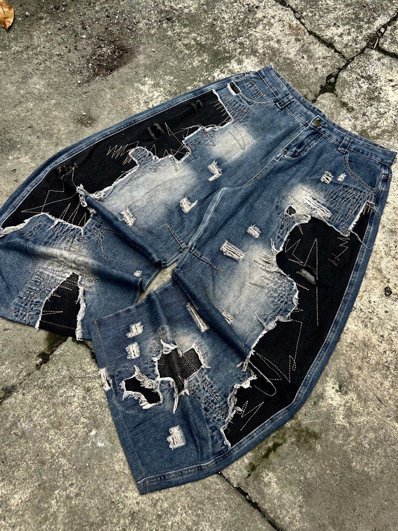 Y2K Grunge Disstressed Baggy Pants (Category: Jeans) located in Manila. Submitted by jamesgrefi35527 (Listing ID 1470488002, Image 2). Description: Dm.