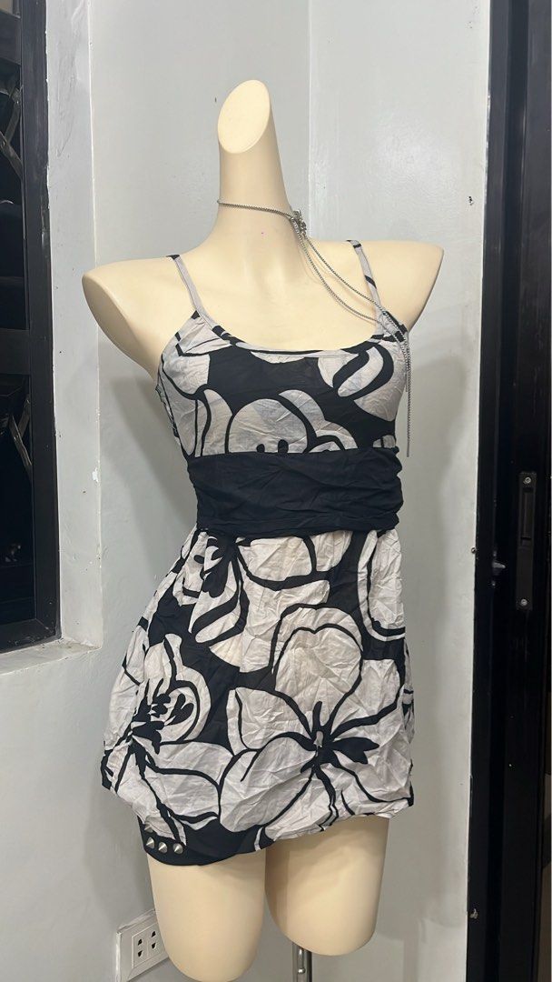 Y2k hibiscus underbust tieback top (Category: Others Tops) located in Caloocan City. Submitted by onlyfromthepast (Listing ID 1470480987, Image 1). Description: 9/10 condition Semi -med ✅My bio before purchasing tia💕 ✅ All items are fresh from bales, Pls expect dirt,dust or stains.