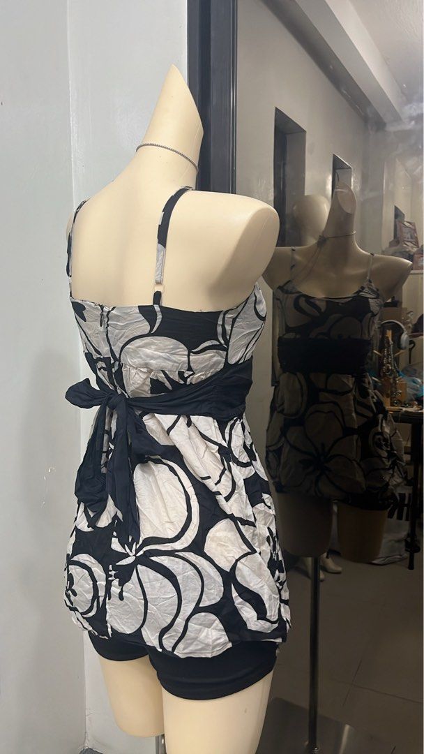 Y2k hibiscus underbust tieback top (Category: Others Tops) located in Caloocan City. Submitted by onlyfromthepast (Listing ID 1470480987, Image 3). Description: 9/10 condition Semi -med ✅My bio before purchasing tia💕 ✅ All items are fresh from bales, Pls expect dirt,dust or stains.