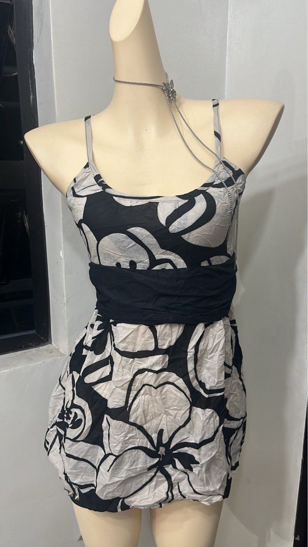 Y2k hibiscus underbust tieback top (Category: Others Tops) located in Caloocan City. Submitted by onlyfromthepast (Listing ID 1470480987, Image 2). Description: 9/10 condition Semi -med ✅My bio before purchasing tia💕 ✅ All items are fresh from bales, Pls expect dirt,dust or stains.