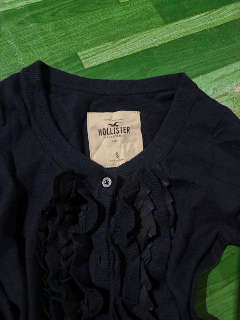 y2k hollister (Category: Longsleeves) located in Santa Rosa. Submitted by jeremydeas56388 (Listing ID 1470533542, Image 2). Description: size small and medium no issue offer.