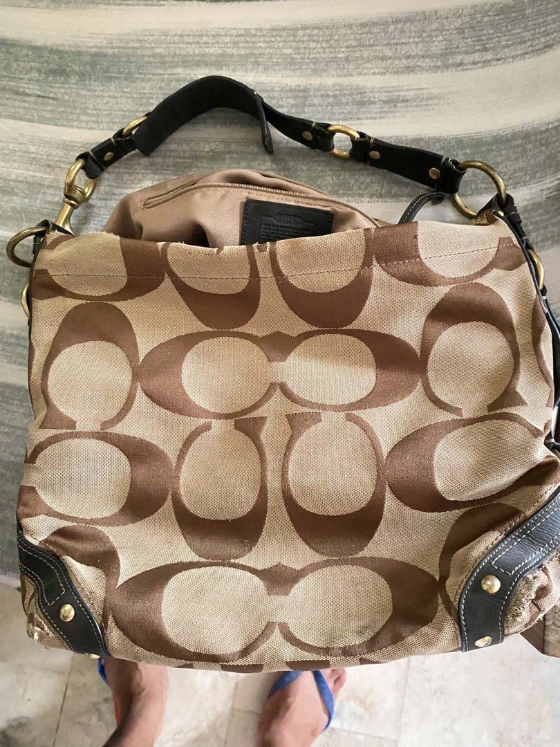 Y2K Large Carly authentic (Category: Shoulder Bags) located in Iba. Submitted by preme2ow9 (Listing ID 1470521816, Image 1). Description: Minor rubs Need clean Can do vc Pm.