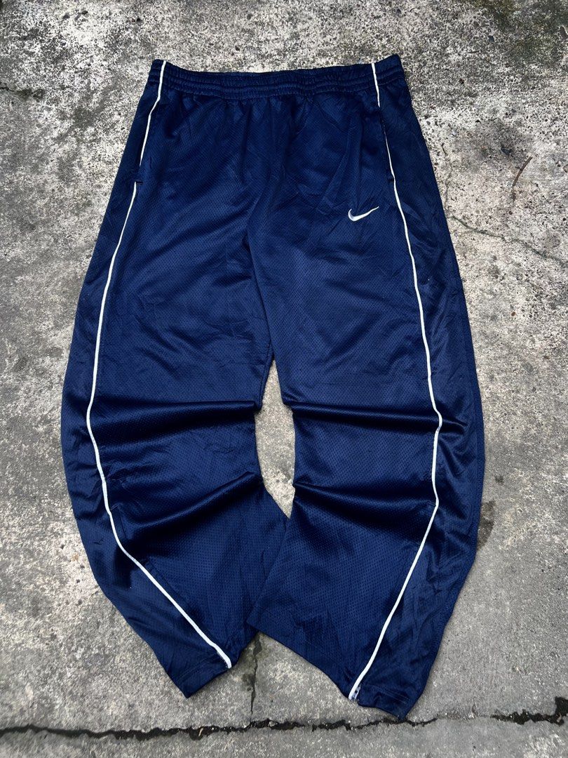 Y2k Nike Sweatpants (Category: Activewear) located in Manila. Submitted by jamesgrefi35527 (Listing ID 1470486903, Image 1). Description: Dm.