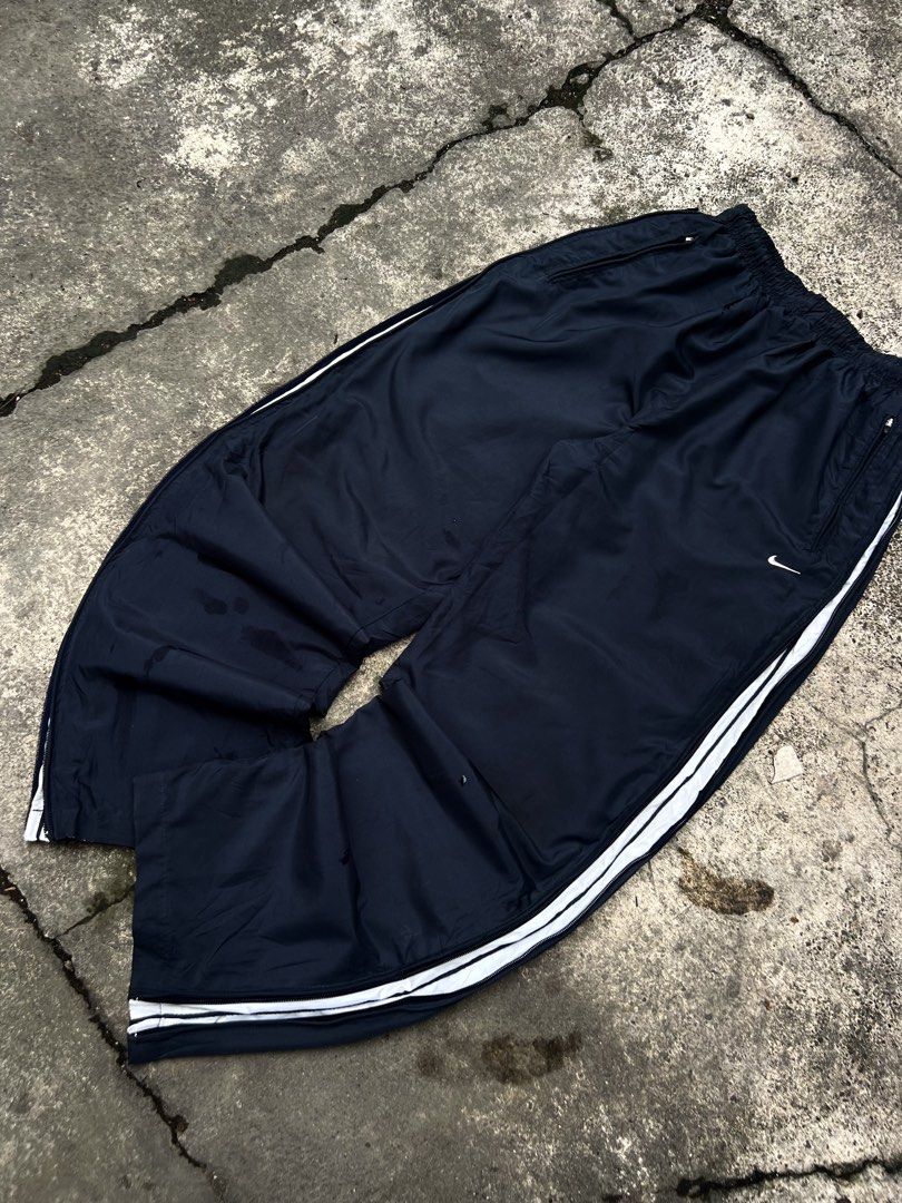 Y2k Nike Trackpants (Category: Activewear) located in Manila. Submitted by jamesgrefi35527 (Listing ID 1470487259, Image 2). Description: Dm.