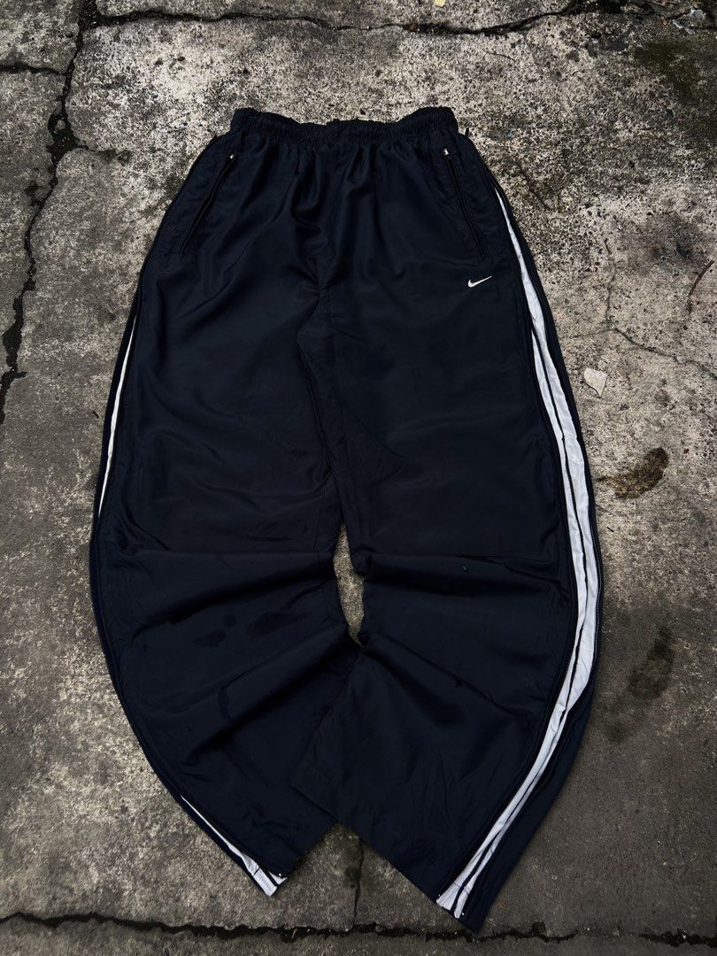 Y2k Nike Trackpants (Category: Activewear) located in Manila. Submitted by jamesgrefi35527 (Listing ID 1470487259, Image 1). Description: Dm.