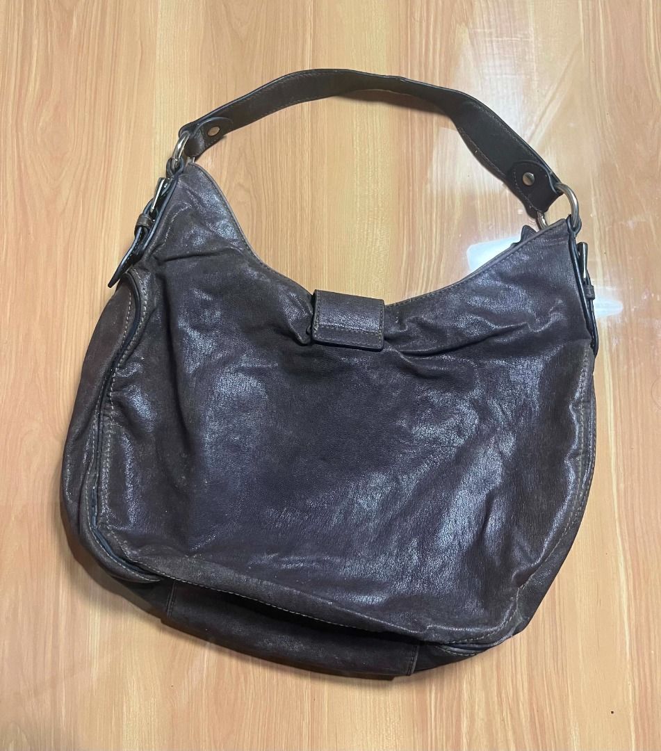 Y2k Nine West Choco Brown Shoulder Bag (Category: Shoulder Bags) located in Manila. Submitted by senggggg. (Listing ID 1470523642, Image 3). Description: verygood condition working zip minimal sign of use neec cleaining.