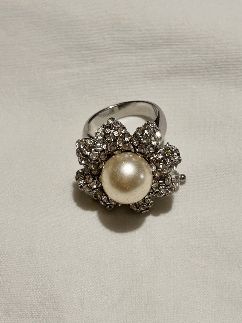 Y2k Pearl Chunky Flower Ring (Category: Rings) located in Pinamalayan. Submitted by _dragonfly (Listing ID 1470474265, Image 2). Description: 80 each, 150 take both! .