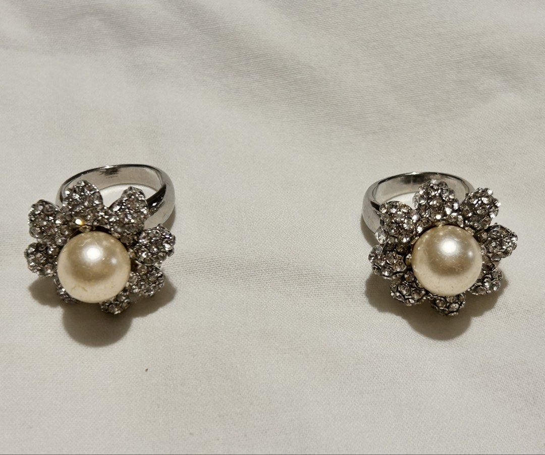 Y2k Pearl Chunky Flower Ring (Category: Rings) located in Pinamalayan. Submitted by _dragonfly (Listing ID 1470474265, Image 1). Description: 80 each, 150 take both! .