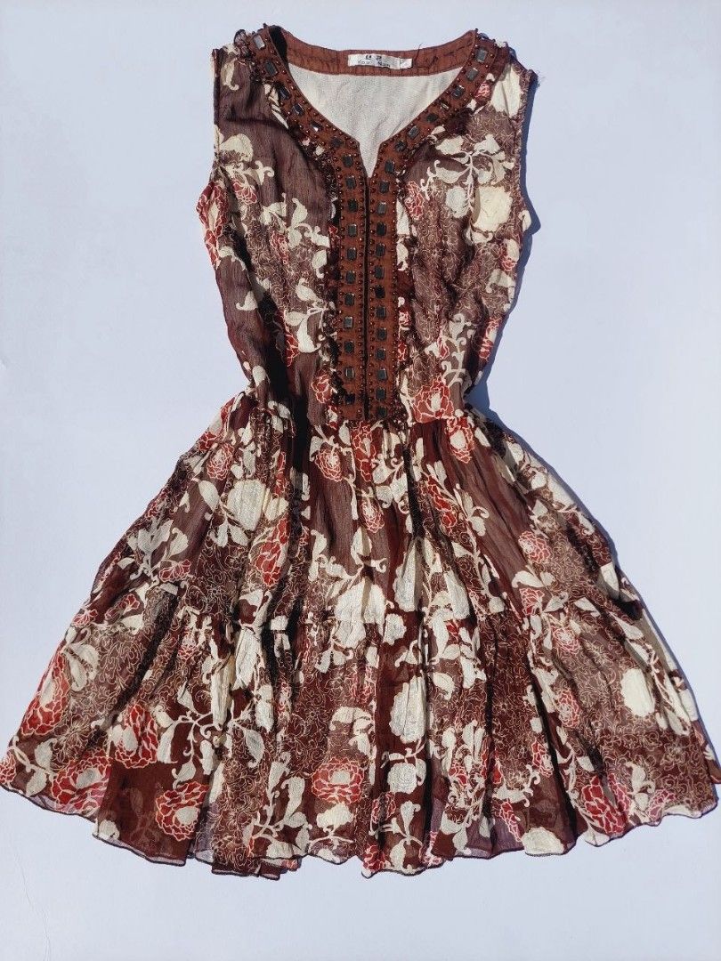 Y2k Silk polyester brown mini dress (Category: Dresses) located in Echague. Submitted by ribbitpicks (Listing ID 1470410234, Image 2). Description: b32-34 l34.