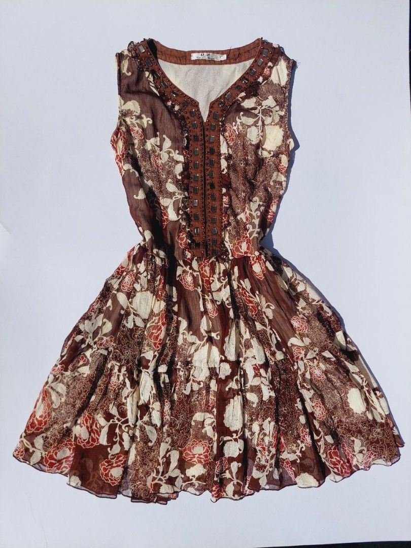 Y2k Silk polyester brown mini dress (Category: Dresses) located in Echague. Submitted by ribbitpicks (Listing ID 1470410234, Image 1). Description: b32-34 l34.