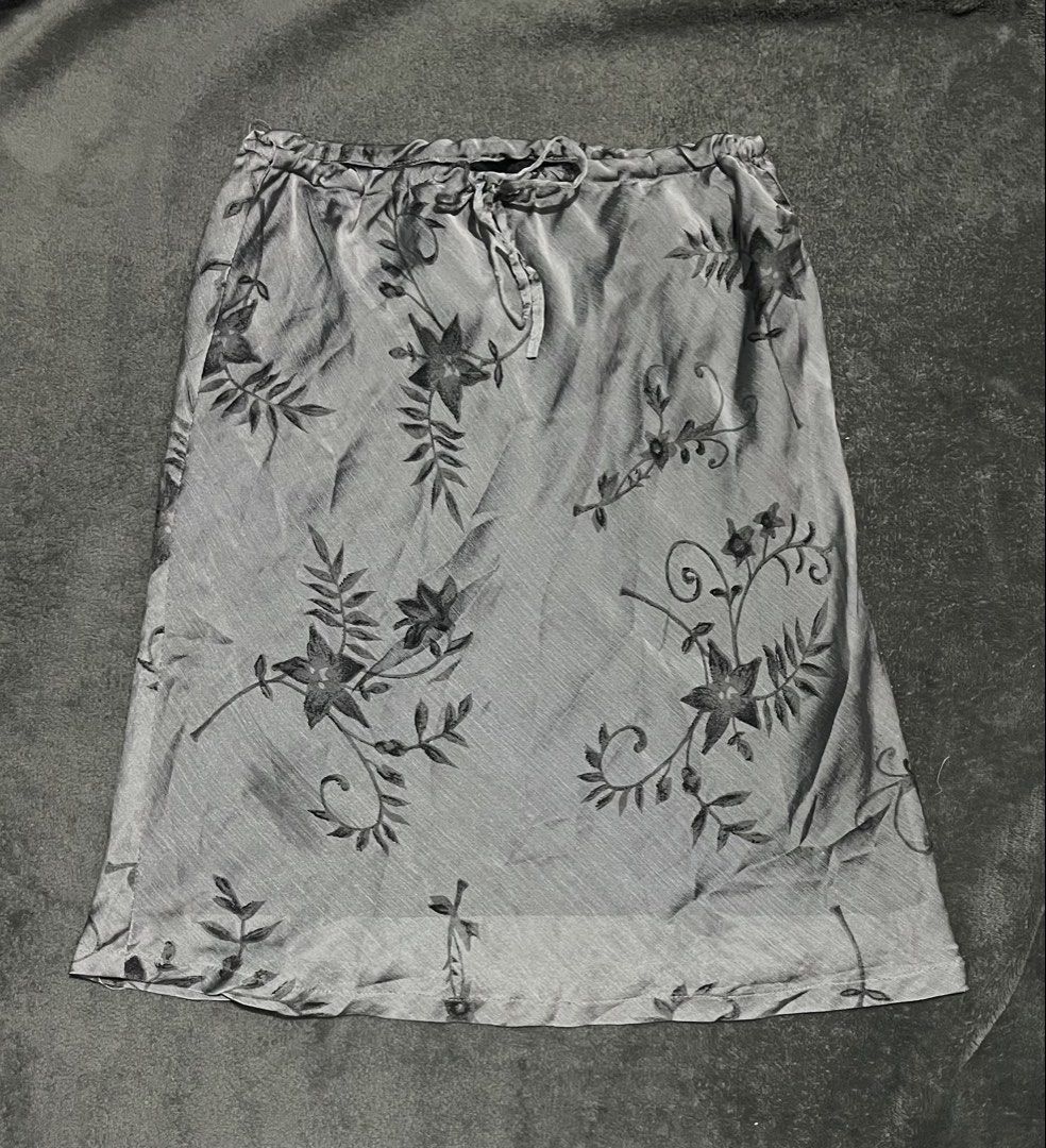 Y2K skirt (Category: Skirts) located in Manila. Submitted by zeekroo.ph (Listing ID 1470423276, Image 1). Description: Size 24-26 8/10 condition No brand .