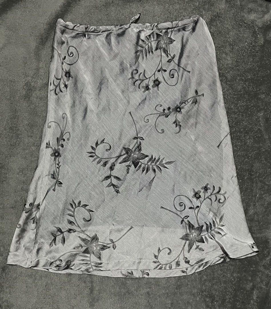 Y2K skirt (Category: Skirts) located in Manila. Submitted by zeekroo.ph (Listing ID 1470423276, Image 2). Description: Size 24-26 8/10 condition No brand .