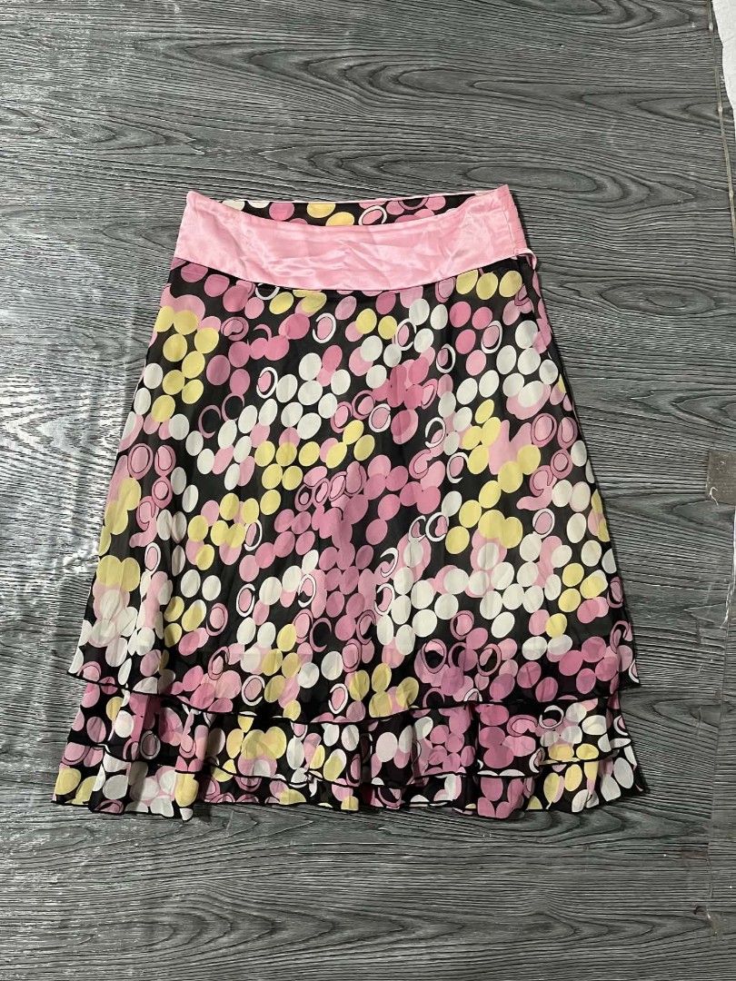 Y2k Skirt (Category: Skirts) located in Danao, Cebu. Submitted by 6000thrifts.ph (Listing ID 1470509702, Image 1). Description: Folka Dot Midi Skirt Y2k 💥 Size Small Good Excellent Condition No issue Color rate 9/10 Pm 📥.