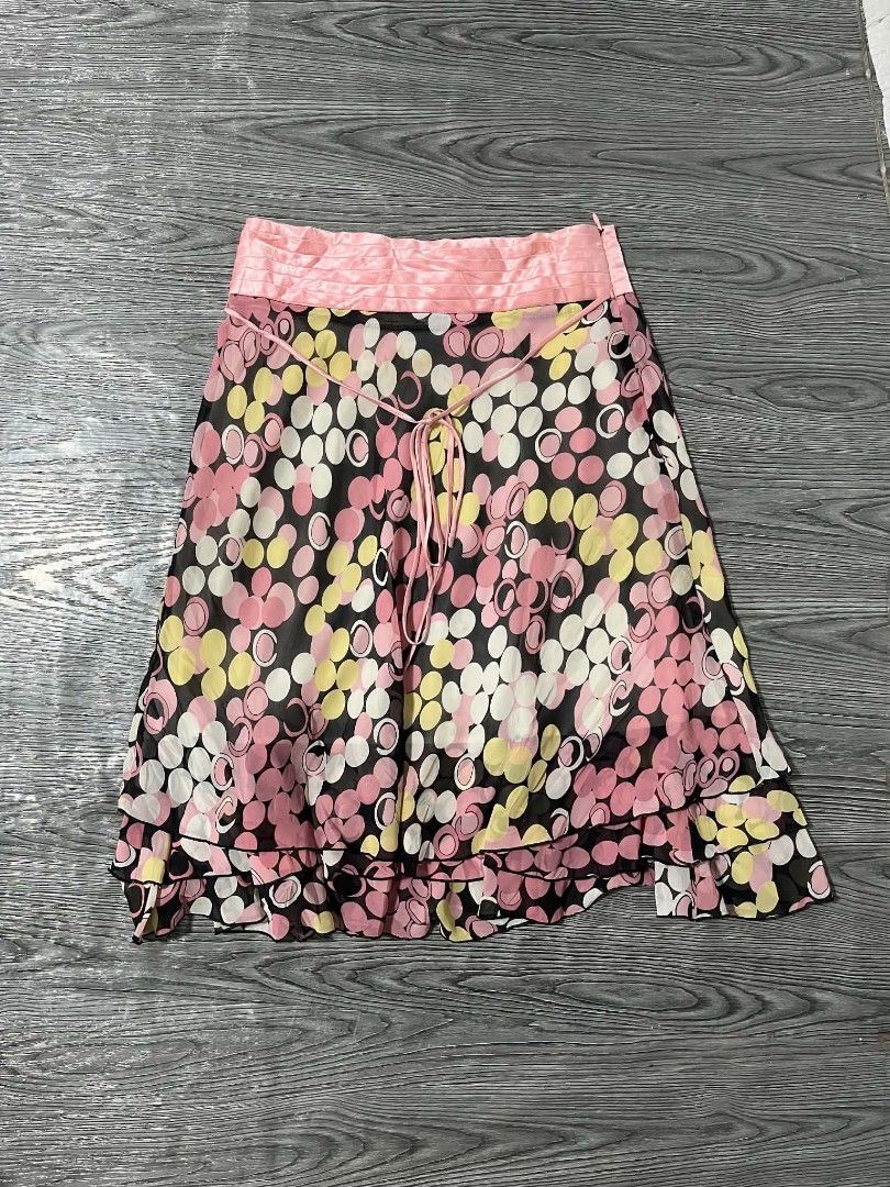 Y2k Skirt (Category: Skirts) located in Danao, Cebu. Submitted by 6000thrifts.ph (Listing ID 1470509702, Image 2). Description: Folka Dot Midi Skirt Y2k 💥 Size Small Good Excellent Condition No issue Color rate 9/10 Pm 📥.