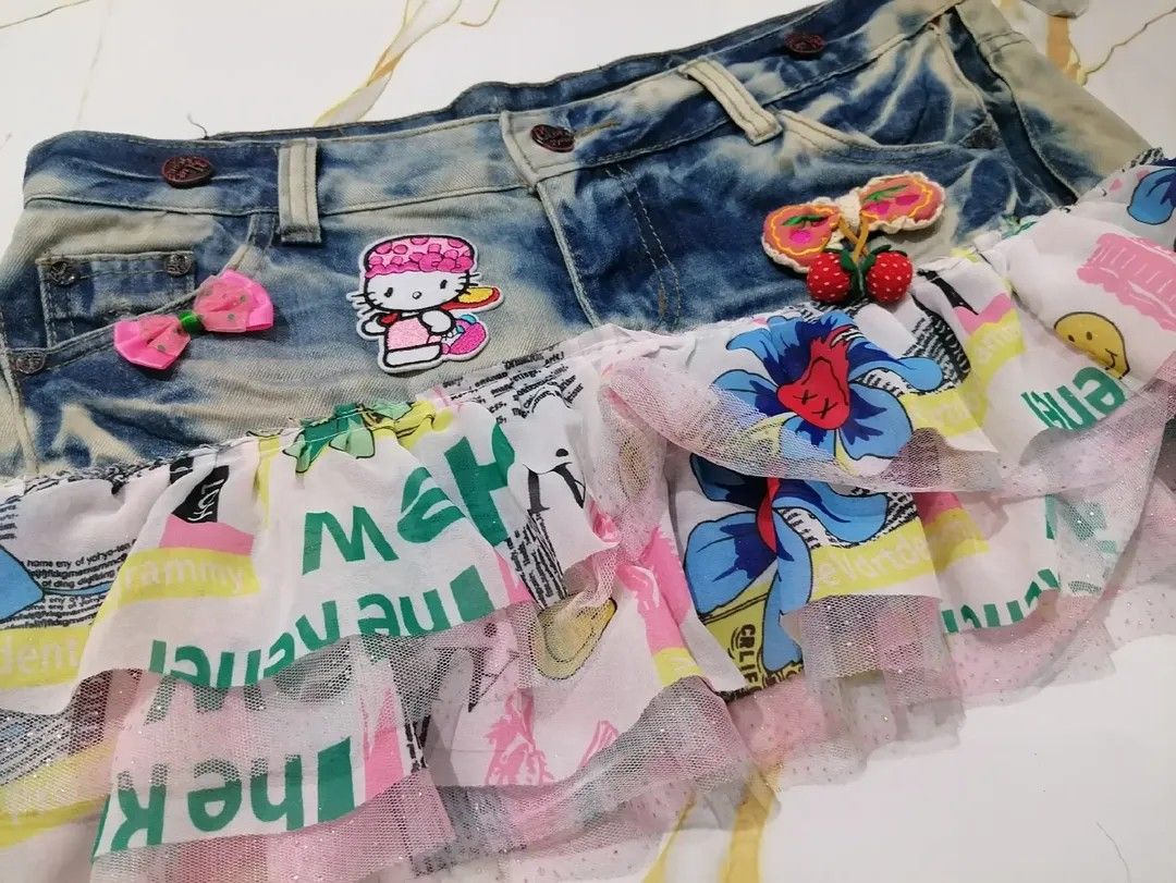 Y2k skirt with hello kitty (Category: Skirts) located in Manila. Submitted by _thriftyay (Listing ID 1470383517, Image 3). Description: 📍metro manila size 33 on tag no issue.